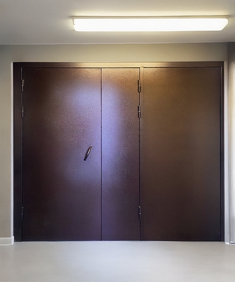 Нестандартная дверь в подъезд