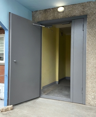 Серая подъездная дверь