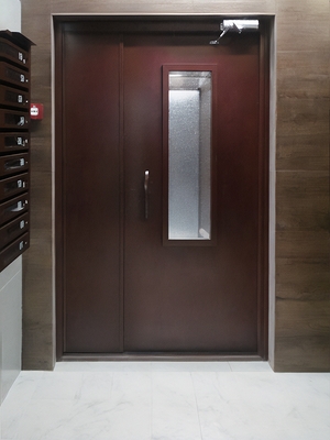 Остекленная подъездная дверь Остекленная подъездная дверь