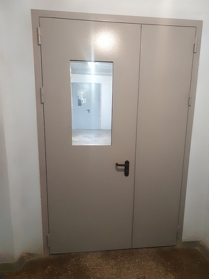 Полуторная дверь со стеклом Полуторная дверь со стеклом