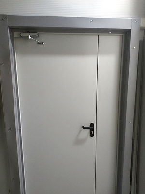 Дверь с доводчиком