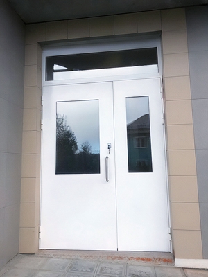 Белая подъездная дверь со стеклом