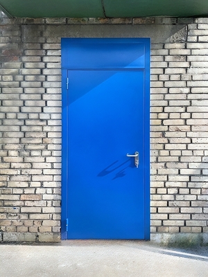 Дверь синего цвета с фрамугой