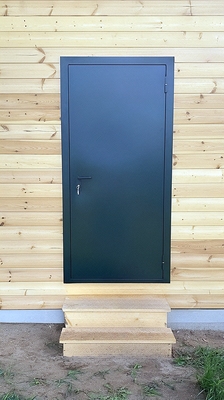 Дверь в деревянном здании