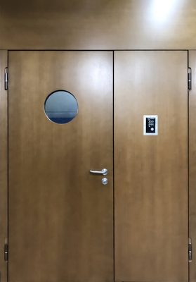 Двупольная противопожарная дверь с круглым остеклением ei-60 с отделкой МДФ