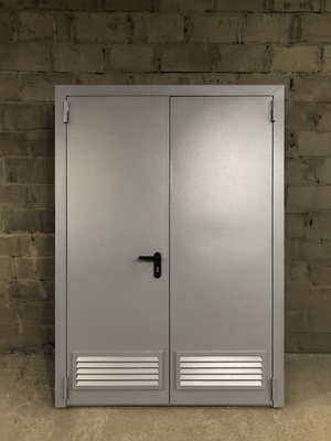 Двупольная дверь с вентиляцией