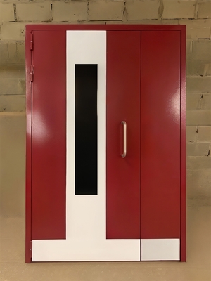 Красная подъездная дверь