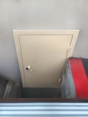 Техническая дверь с замком в подвальное помещение