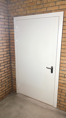 Однопольная белая дверь