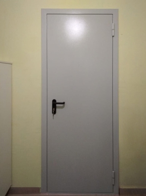 Серая однопольная дверь в офис