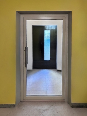 Остекленная техническая дверь