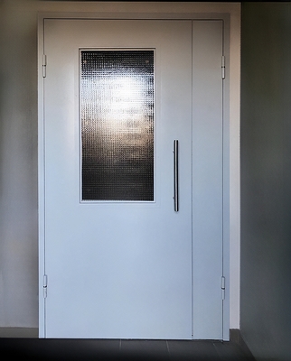Серая металлическая дверь со стеклопакетом и ручкой скобой
