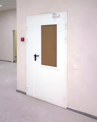 Белая полуторная дверь со стеклопакетом и доводчиком