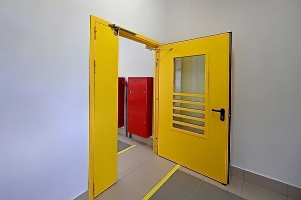 Желтая полуторная дверь с остеклением