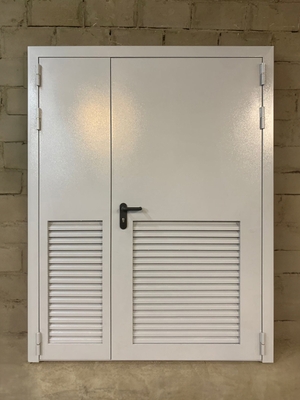 Полуторная дверь с вентиляцией на пол полотна