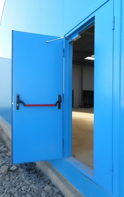 Синяя дверь с ручкой «push-bar»