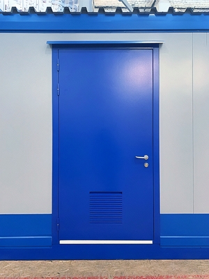 Синяя дверь с вентиляцией