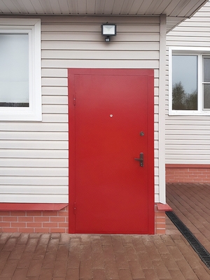 Техническая дверь красного цвета