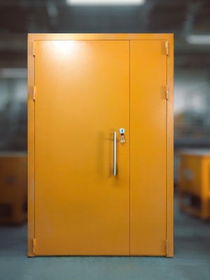 Желтая дверь с ручкой-скобой